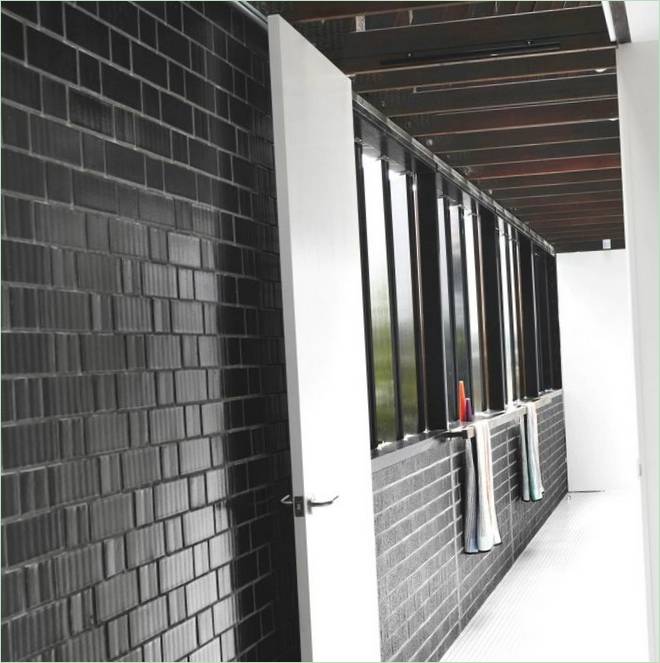Mur de briques noires d'une maison de campagne en Australie