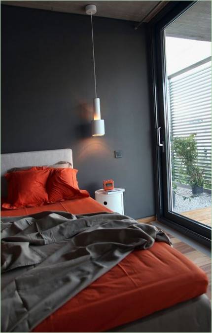 La chambre du pool house s'ouvre sur un balcon