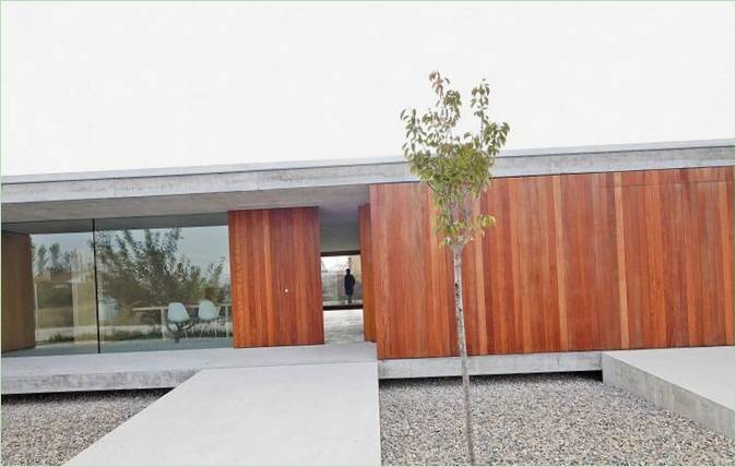 Combinaison de bois et de béton en façade