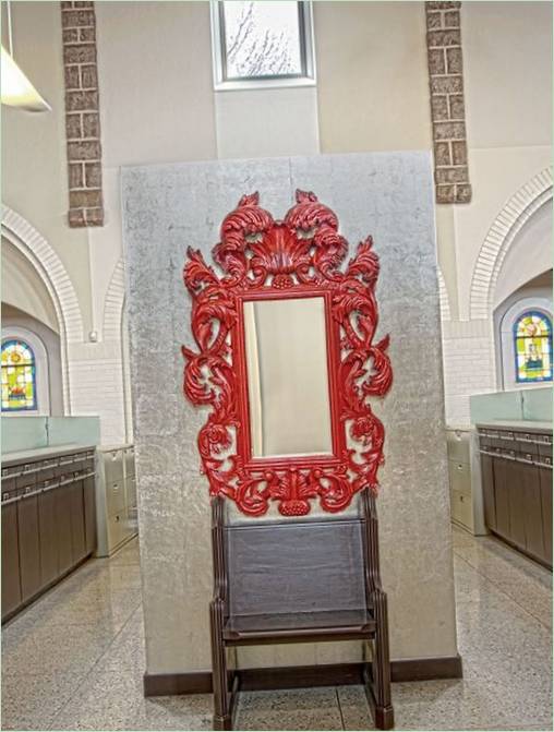 Un miroir à l'intérieur d'un bureau d'église par CFX Group aux USA