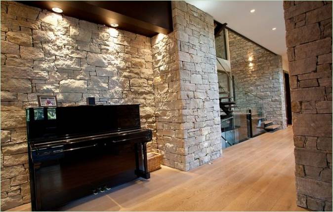 Piano à l'intérieur d'une pièce