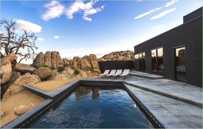Piscine d'une maison privée dans le désert