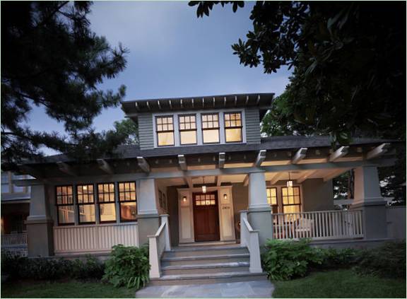 Maison en bois à deux étages avec grande véranda