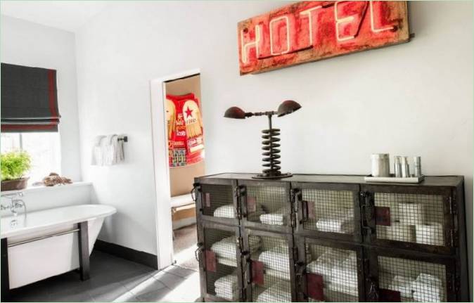 Signalisation au néon dans un intérieur de maison de campagne