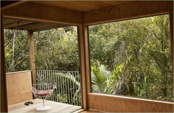 Fauteuil de terrasse avec vue sur la forêt