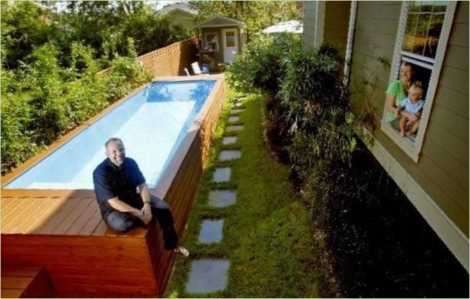 Piscine en matériaux improvisés dans l'arrière-cour d'une maison privée Une piscine de fortune dans l'arrière-cour d'une maison individuelle