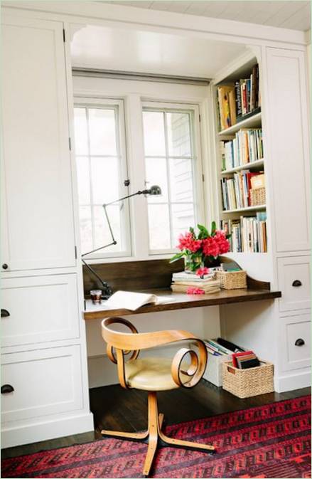 Un bureau confortable près de la fenêtre