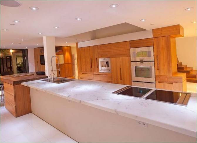 Design intérieur d'une cuisine-salle à manger de luxe