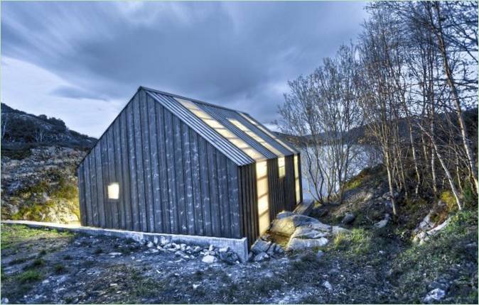 La façade d'un hangar à bateaux moderne en bois naturel