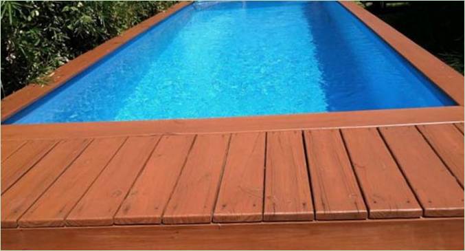 Piscine en matériaux locaux - avec bois Piscine en matériau recyclé - Finition en bois