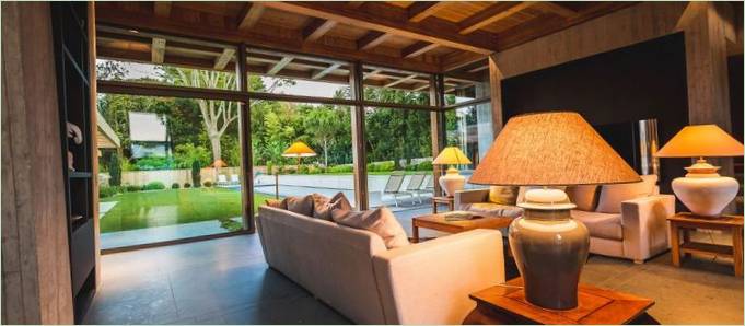 Cheminée dans le salon de la Villa Oasis
