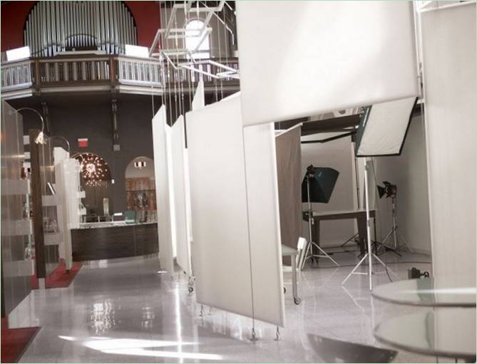 Murs blancs d'un bureau d'église par CFX Group aux USA
