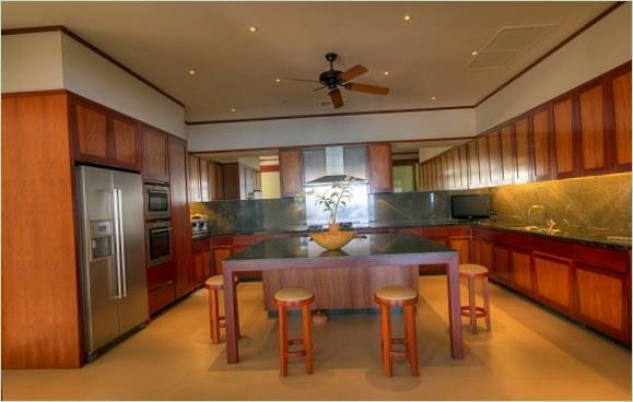 La cuisine moderne d'une villa de bord de mer