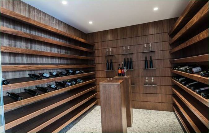 Boiseries sur les murs d'une cave dans une maison en Californie