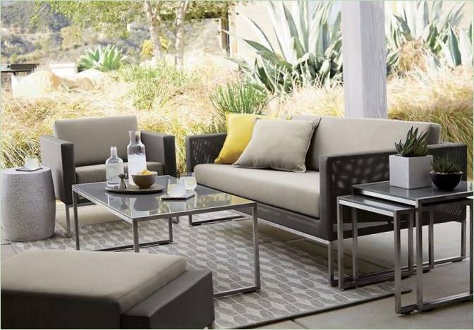 Des meubles modernes dans le jardin de Crate & ; Barrel Meubles de cour contemporains de Crate & ; Barrel
