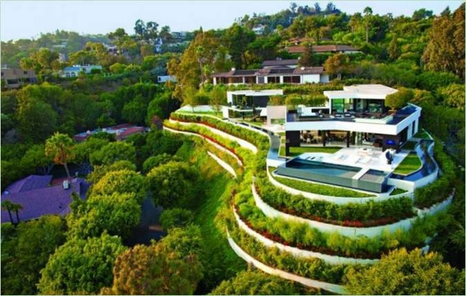 Immergée dans une verdure luxuriante, la luxueuse Laurel Way Residence