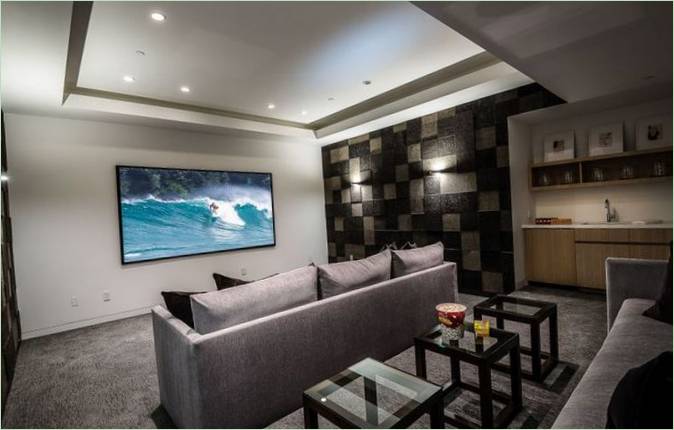 Tables en verre originales dans une maison en Californie