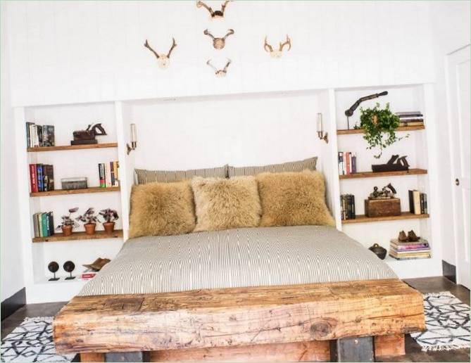 Lit en bois massif dans un intérieur de maison de campagne