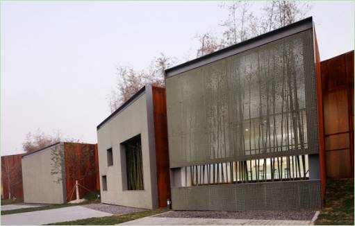 Finition de la façade avec une maille métallique