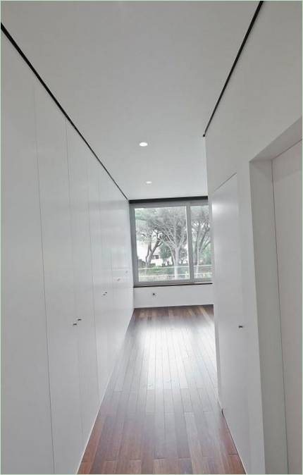 Grande fenêtre dans le couloir de la Maison Godiva