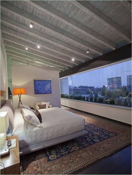 Une chambre luxueuse avec des fenêtres panoramiques