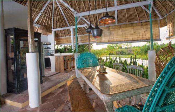 Intérieur d'une maison sur l'île de Sumba, en Indonésie : Patio L'intérieur d'une maison sur l'île de Sumba, en Indonésie : le patio