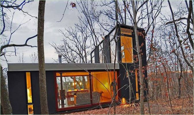 La maison originale sur une pente pour une famille au budget serré