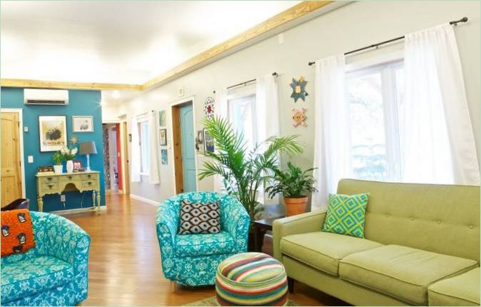 Intérieur lumineux d'une maison aux États-Unis : fauteuils bleus Intérieur lumineux de la maison aux États-Unis : chaises bleues