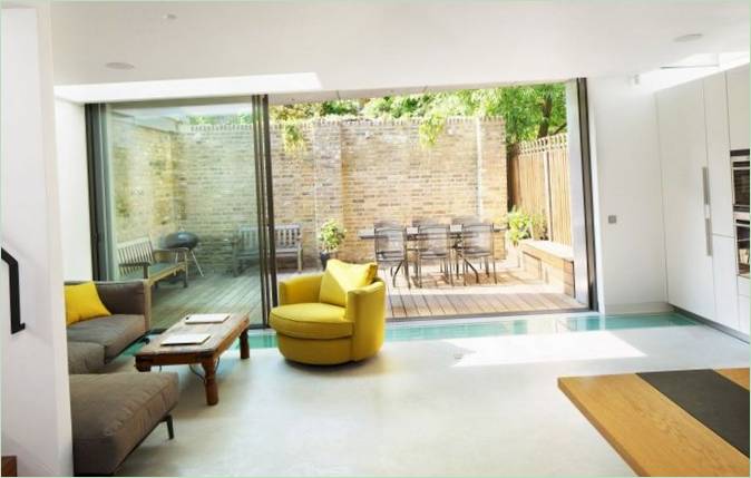 Salle de séjour avec accès au patio à Mews House Primrose Hill 2 à Londres