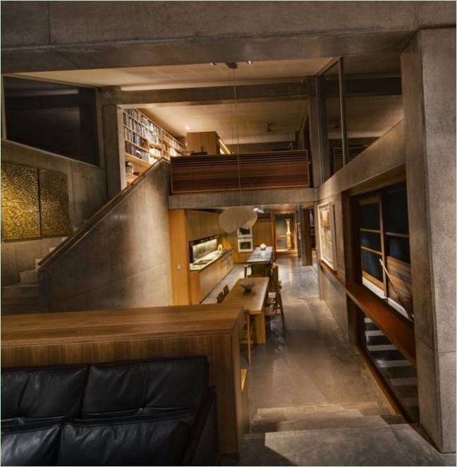Intérieur de la résidence South Coast : cuisine sous l'escalier