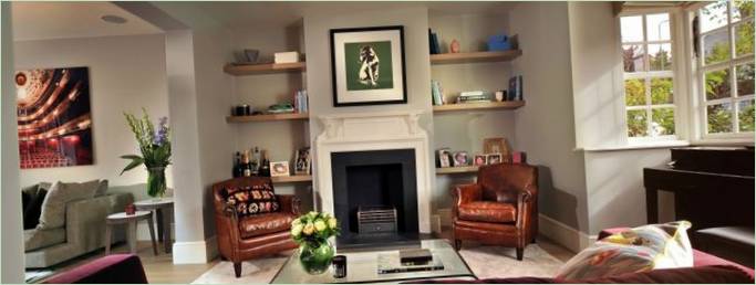 La cheminée dans le salon de la Hampstead House à Londres