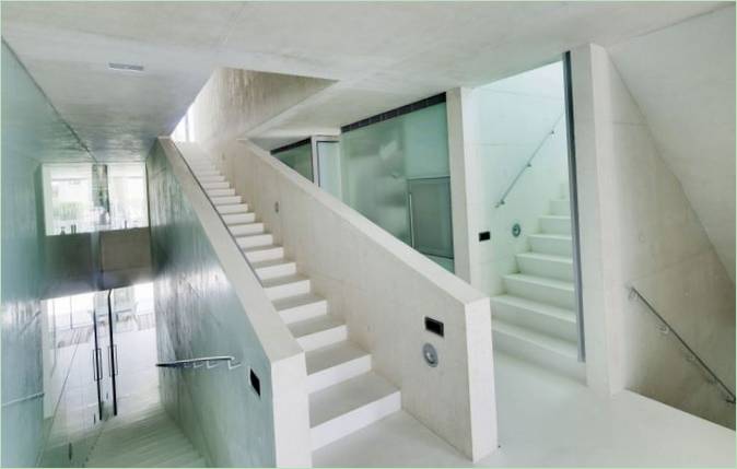 L'escalier blanc menant au premier étage à Marbella