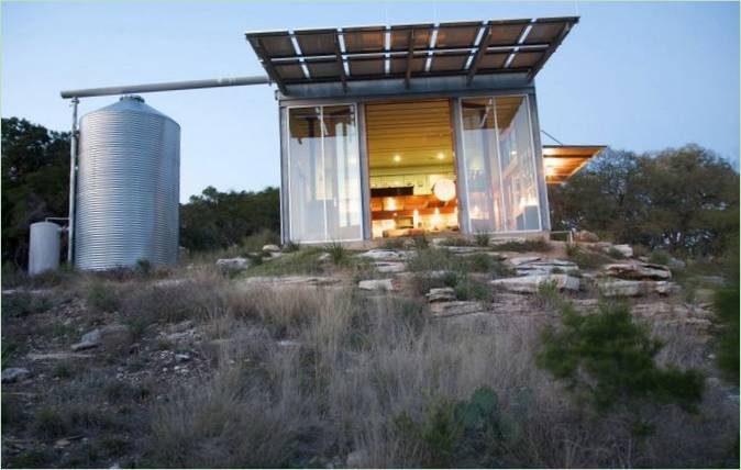 Le mur transparent de la maison vous permet d'admirer le paysage environnant