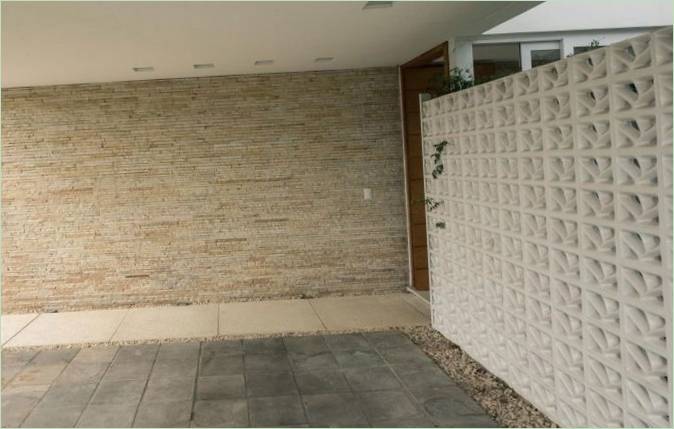 Projet de maison familiale élégante à Porto Alegre : mur en pierre naturelle