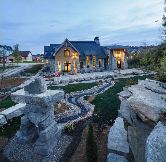 Une maison avec une finition et une façade en pierre