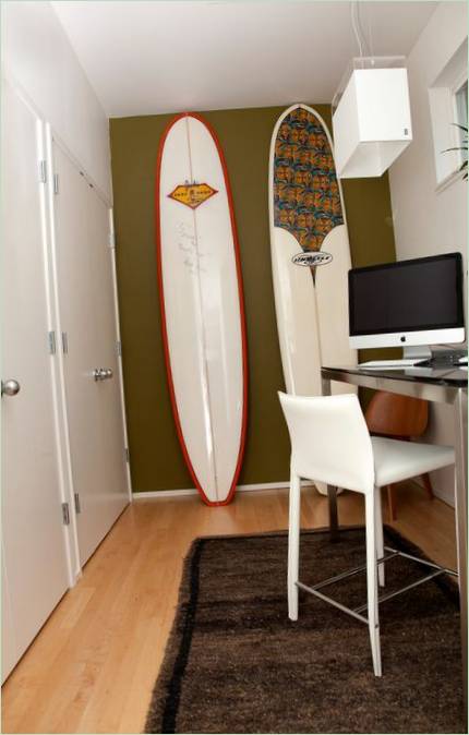 Planches de surf dans un intérieur de bureau à domicile