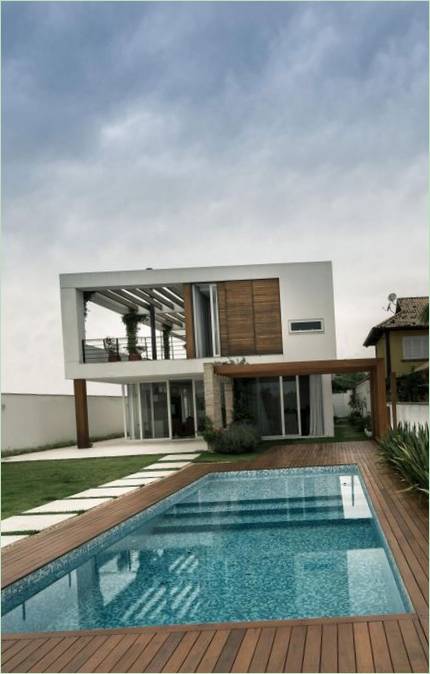 Le design élégant d'une maison familiale avec piscine à Porto Alegre