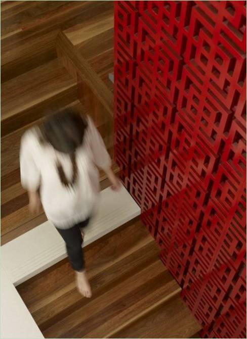 Une femme descend les escaliers d'un chalet