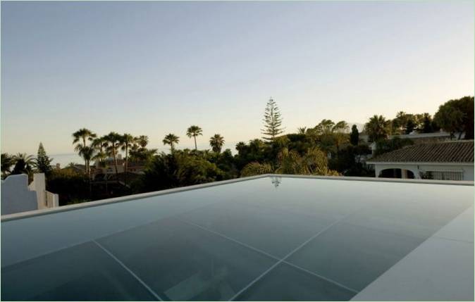La piscine sur le toit de la Jellyfish House à Marbella