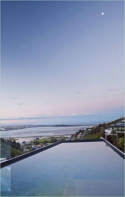 Redcliffs House, maison de campagne vue sur la piscine en Nouvelle-Zélande