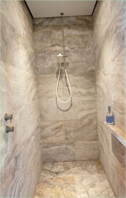 Aménagement d'une salle de douche dans un penthouse