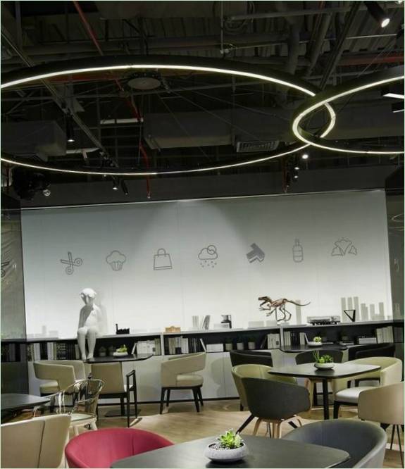 Une exposition moderne : le Timing home sales office dining area
