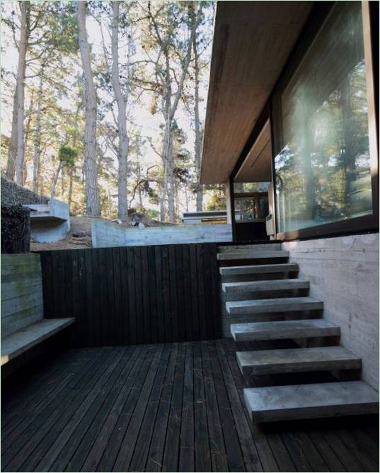 Aménagement intérieur d'une maison dans une forêt de pins