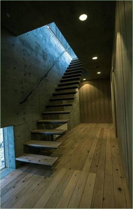 Escalier en bois menant au premier étage