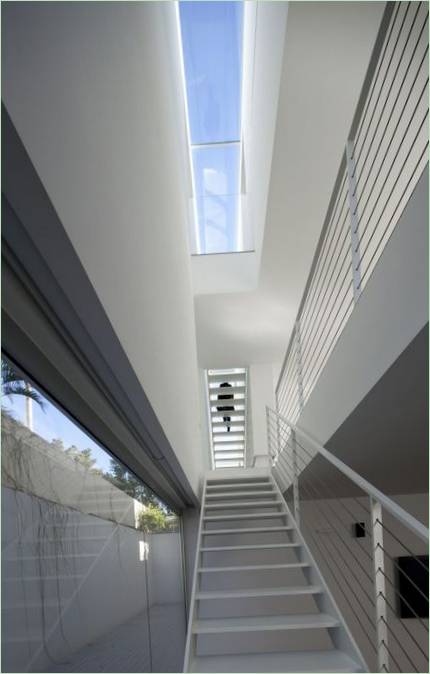 Escalier blanc menant au premier étage de la Maison Afeka