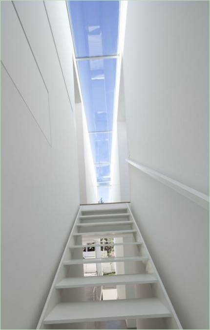 Escalier blanc menant au premier étage