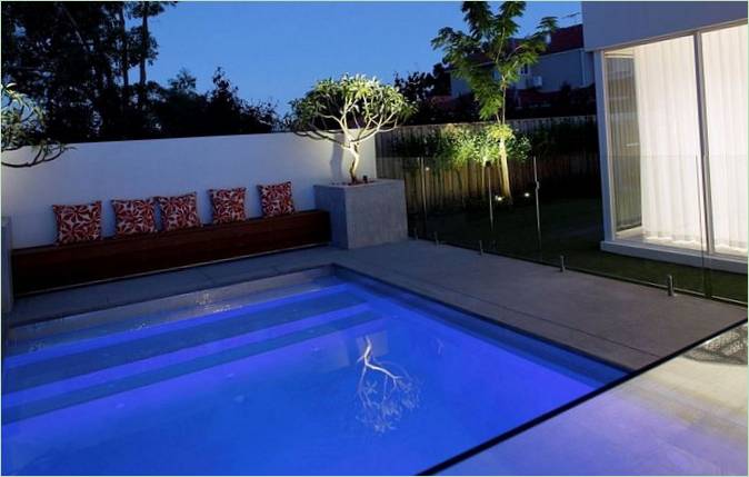 Espace de détente au bord de la piscine