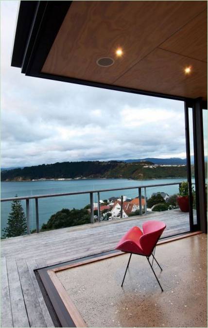 Maison de vacances Hataitai à flanc de montagne par John Mills Architects, Nouvelle-Zélande