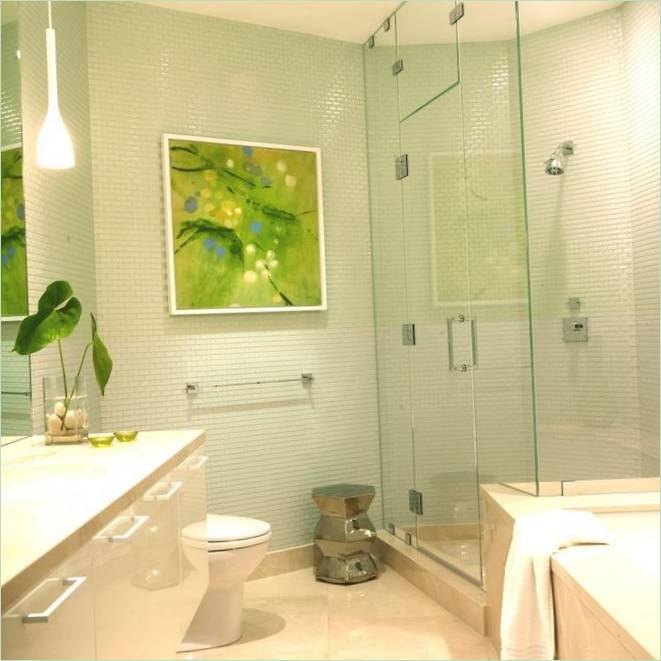 Cabine de douche spacieuse dans une salle de bains intérieure