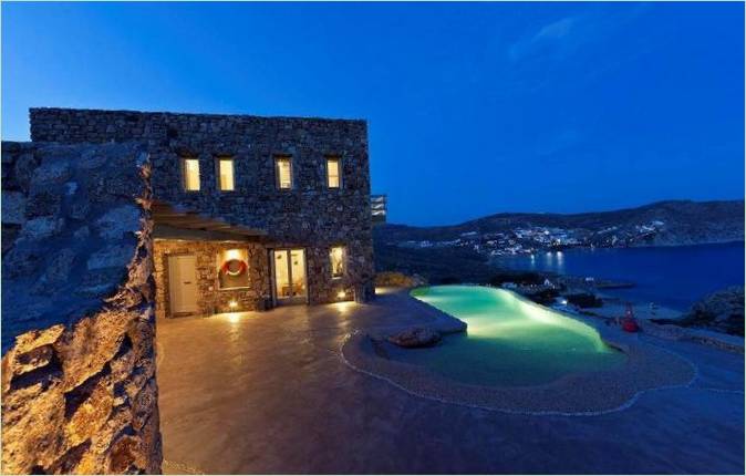 Une maison avec une façade en pierre en Grèce